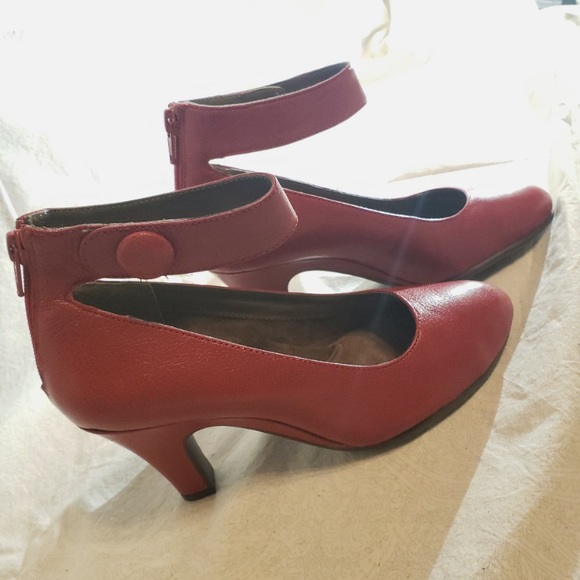 New 👠 Aerosole Leather Shoes